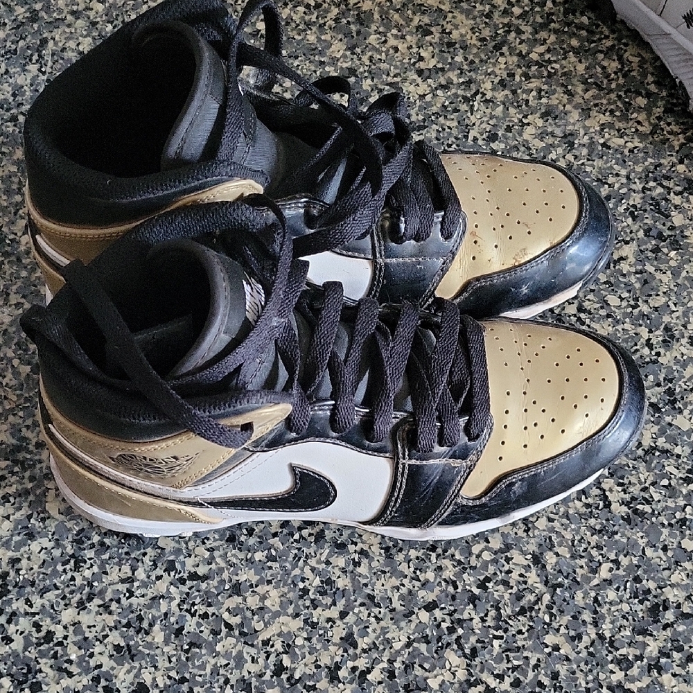 Nike Kids Baeball CLEATS Black and Gold
